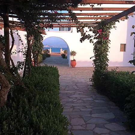 Arokaria Seaside فندق أمبيلاس