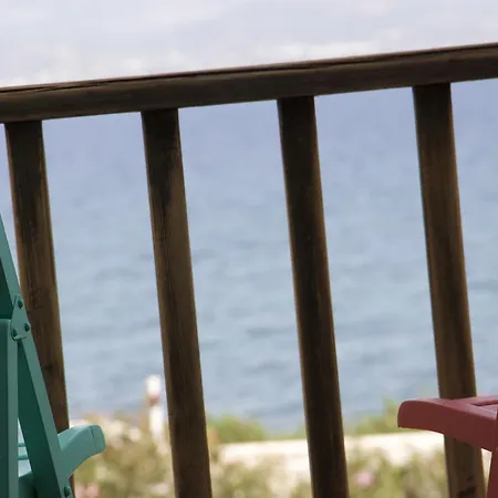 מלון Arokaria Seaside 2*